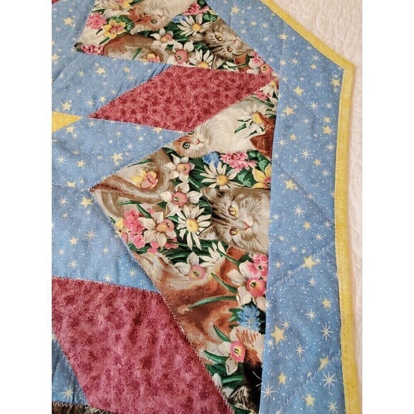 VINTAGE HANDMADE OCTAGON QUILT TABLE TOPPER RUG STAR PATTERN CATS STARS - Picture 8 of 11